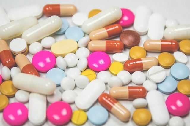 Different drugs will help get rid of back pain in the area of ​​the shoulder blades. 